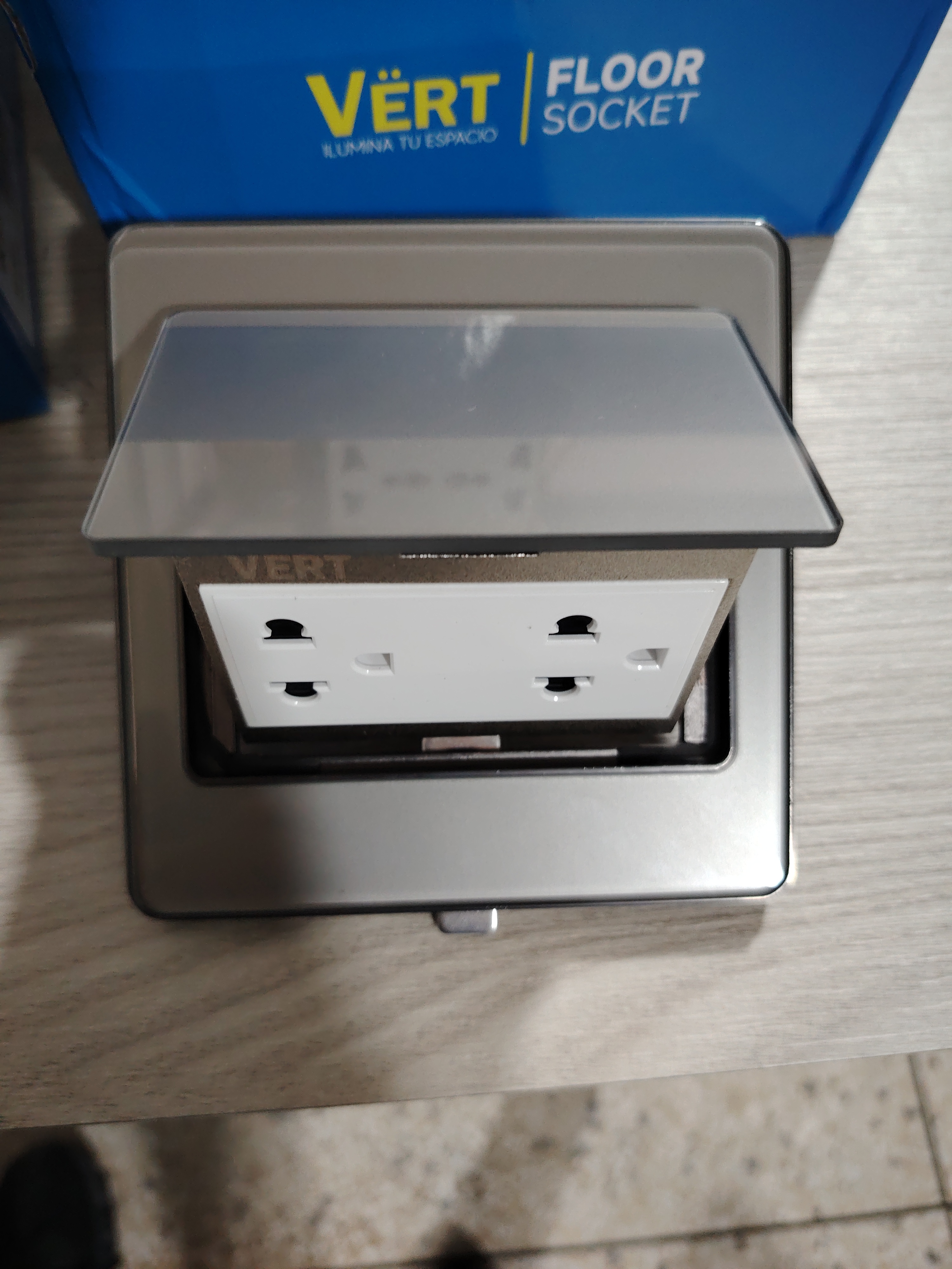 Enchufe Doble universal para piso Gris de vidrio Templado  