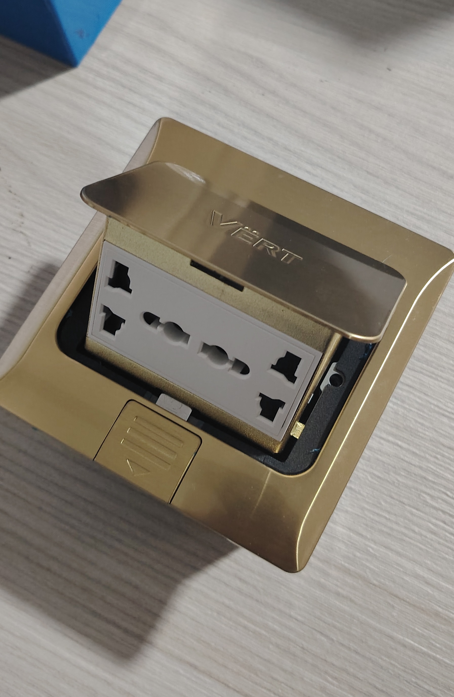 Enchufe Doble universal para piso dorado acero inoxidable