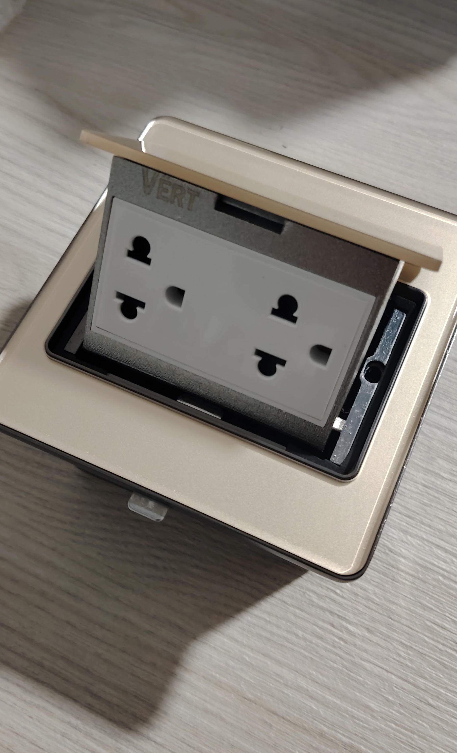 Enchufe Doble universal para piso dorado de vidrio