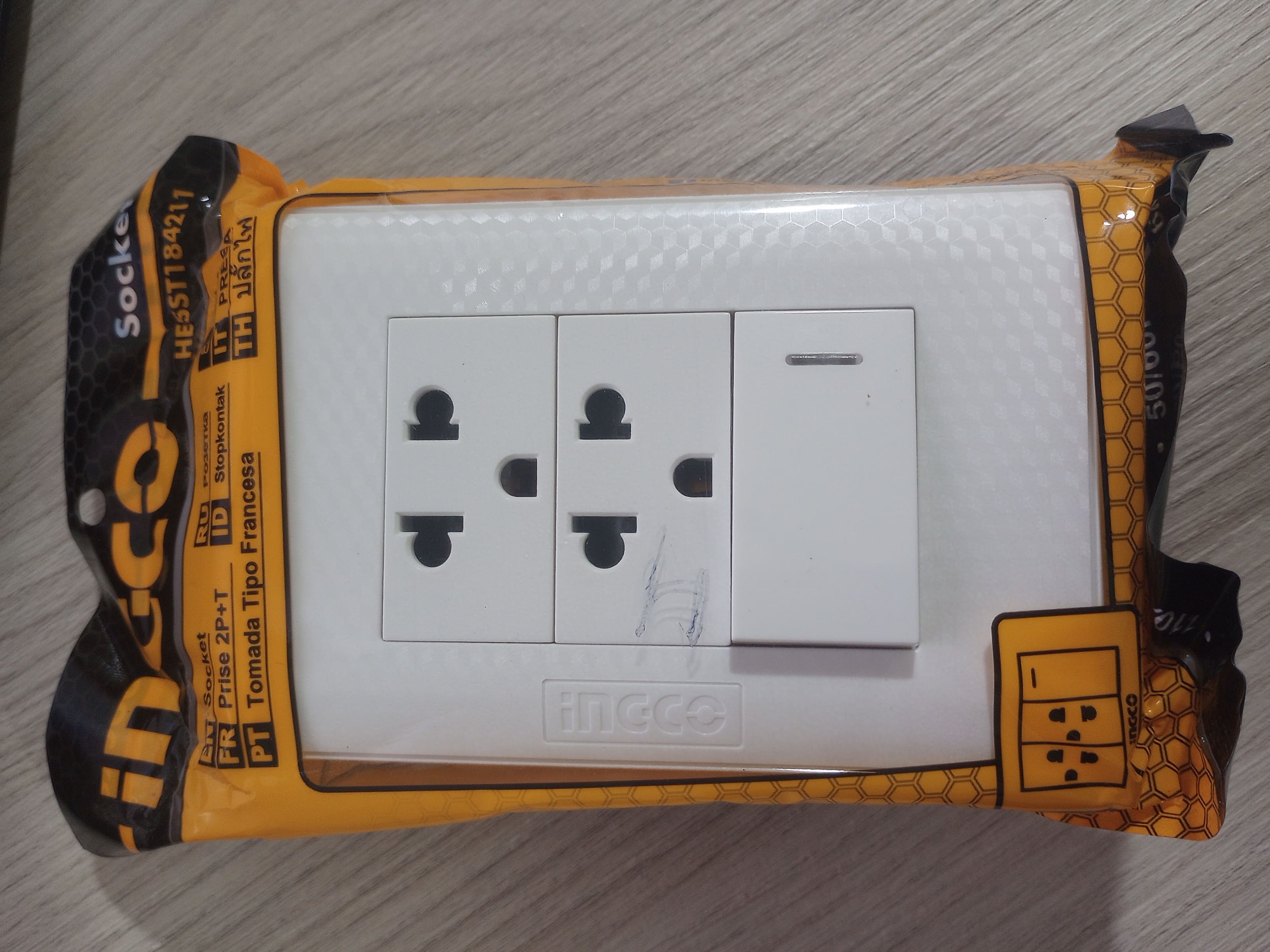 TOMACORRIENTE UNIVERSAL CON INTERRUPTOR